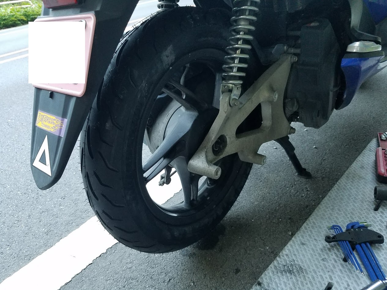 ホンダpcxの出張タイヤ交換 スクーターロードサービス出張パンク修理と出張タイヤ交換