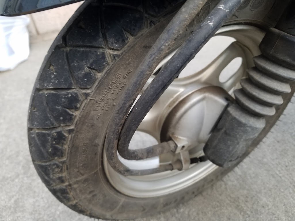 ホンダ・トゥデイのフロントタイヤ交換 - スクーターロードサービス出張パンク修理と出張タイヤ交換