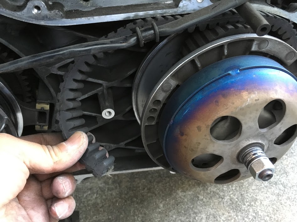 フォルツァZのドライブベルト交換 - スクーターロードサービス出張パンク修理と出張タイヤ交換
