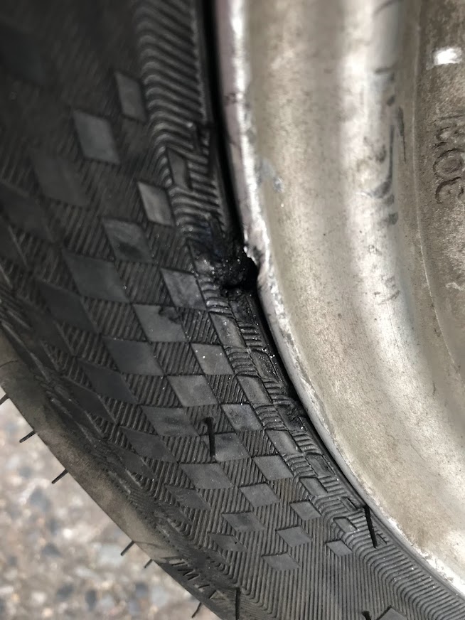 タイヤ側面の穴