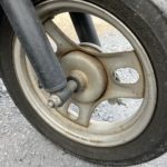 パンクしたフロントタイヤ