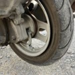 走行中にビードが落ちたリアタイヤ