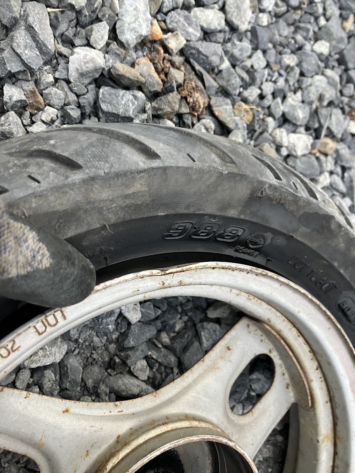 衝撃で歪んでしまったホンダDioのフロントホイール