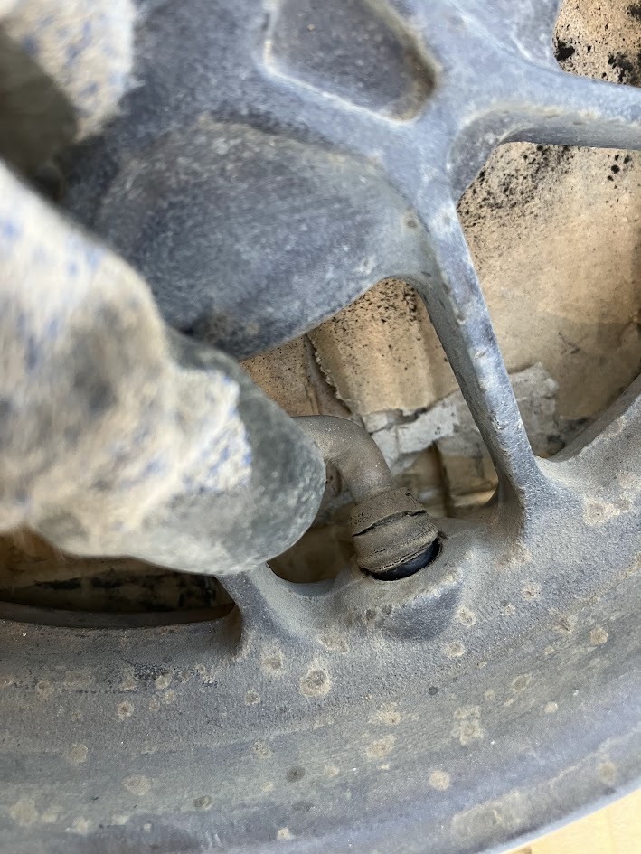 ひび割れたエアーバルブ